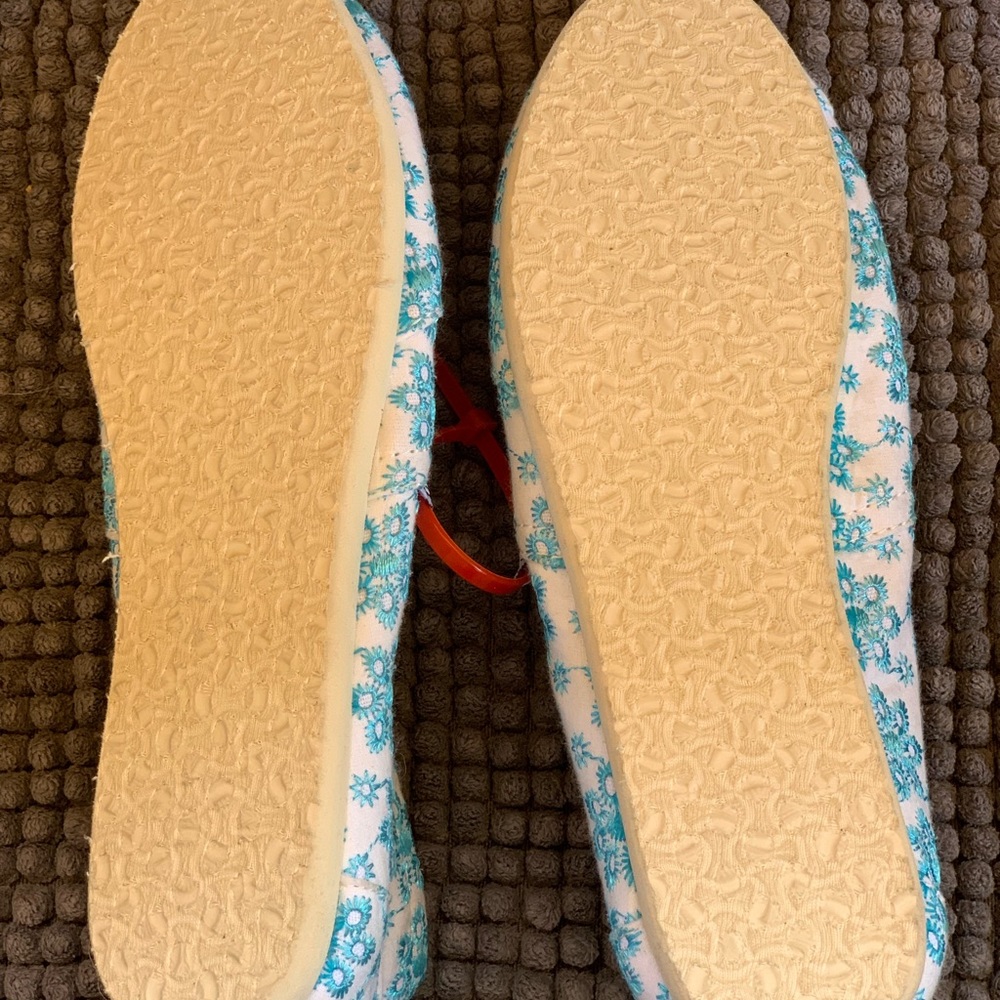 Toms - Picture 2 of 5